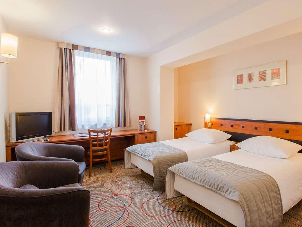 Qubus Hotel Glogow Oda fotoğraf